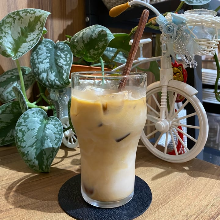review photo of Lucky Cat White Coffee With Oat Mylk shared by @helloitsjolyn on 03 Oct 2021 - review