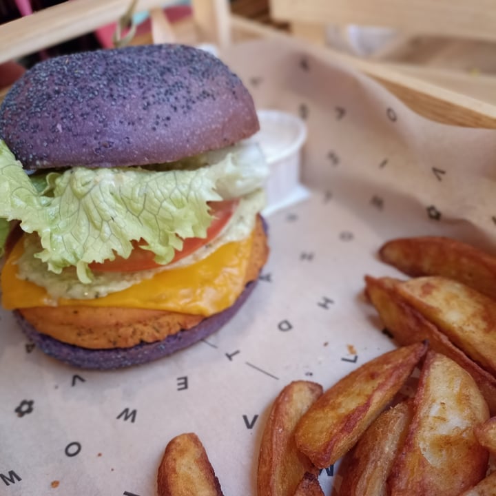 photo of Flower Burger Cheesy Cecio shared by @vegetalgiampo on  08 Jan 2022 - review