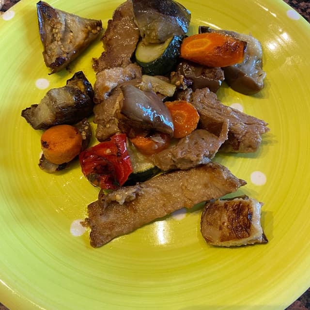 Photo of the dish “Seitan al vino rosso con patate e verdure al forno”