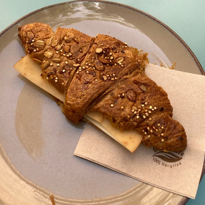 review photo of Beagle Pastelería Vegana croissant jamon y queso shared by @annacireragros on 14 Jun 2022 - review