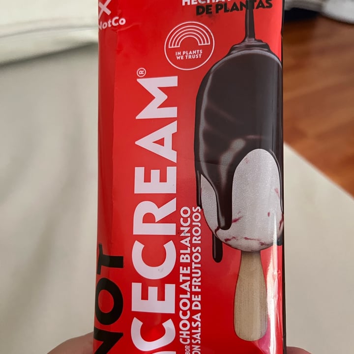 photo of NotCo Not Icecream Paletas sabor Chocolate Blanco con Salsa de Frutos Rojos shared by @natescudero on  16 Jan 2022 - review