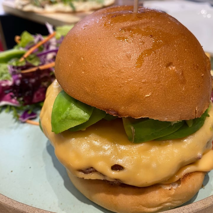 photo of Green Common Beyond meat cheeseburger shared by @taila92 on  05 Jan 2021 - review