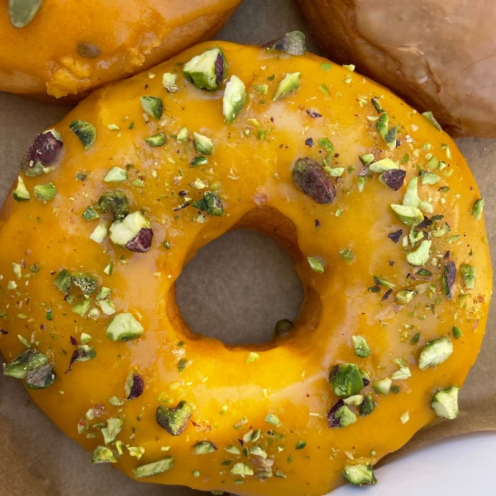 photo of VegAmazing Doughnuts Donut naranja y pistacho shared by @ggj on  12 Sep 2021 - review