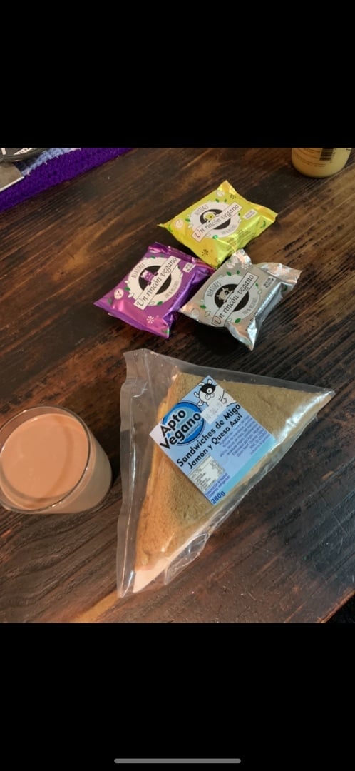 photo of Apto Vegano Consciente Sandwich de miga jamon y queso azul shared by @beluharringtonc on  01 Dec 2019 - review