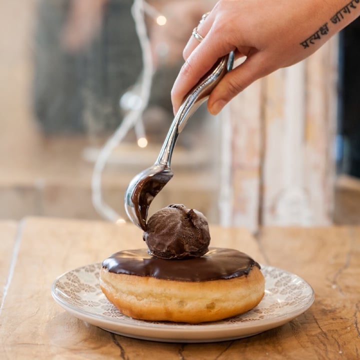 photo of VegAmazing Doughnuts Berlina chocolate shared by @paulagonzalez on  17 Dec 2020 - review