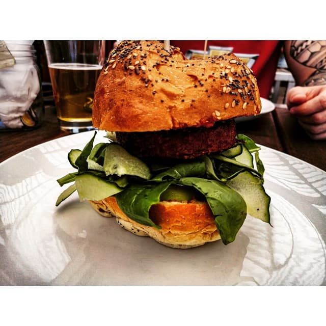 Foto del plato “Badass Avo Hells Yeah Burger”