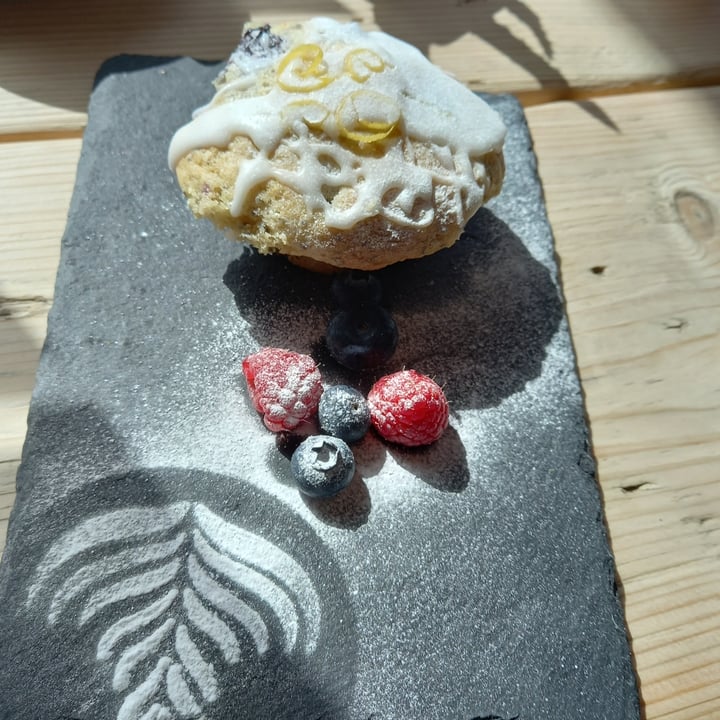 photo of Roots Lounge Bude Lemon and Blueberry muffin shared by @trailrunningman on  10 May 2022 - review