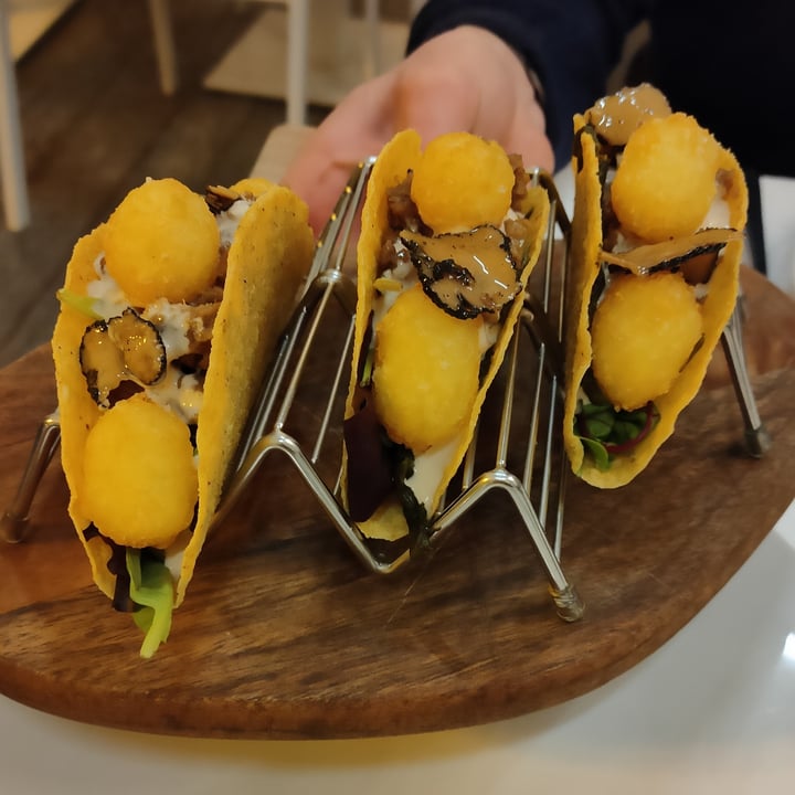 photo of Pesto di Pistacchio Tacos Con Beyond Meat E Tartufo shared by @nadioski on  26 Dec 2021 - review