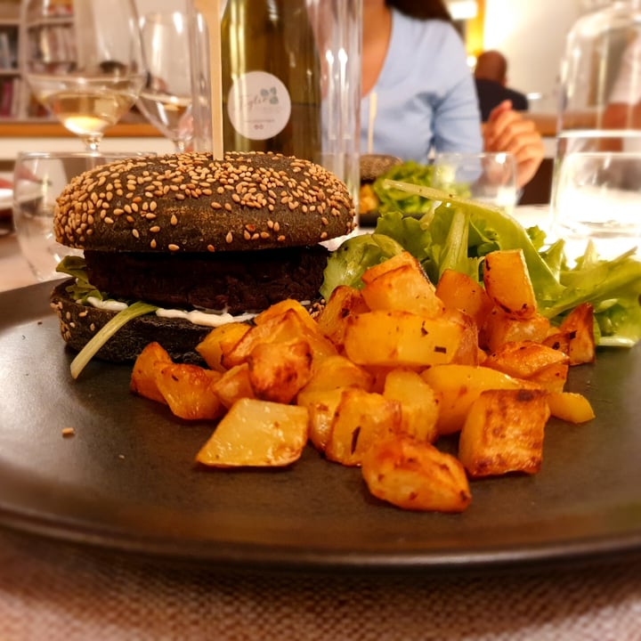 photo of Al Tiglio cucina naturale / Ristorante Veg Big bang burger shared by @meggjpg on  27 Nov 2021 - review