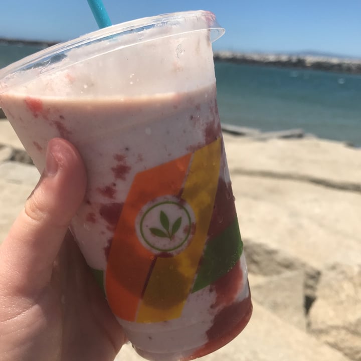 photo of Plant Power Fast Food Strawberry Milkshake shared by @rocior on  12 Jun 2021 - review