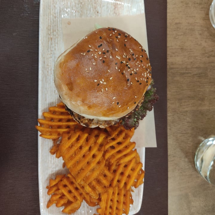 photo of Aaron's Kitchen Peanut Butter And Chickpeas Burger shared by @tonii on  18 Aug 2022 - review