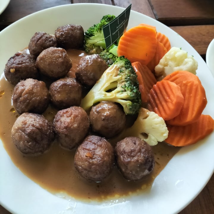 photo of IKEA Restaurant plant balls with mashed potato and mixed vegetables shared by @glitteryunicorn on  22 Oct 2022 - review