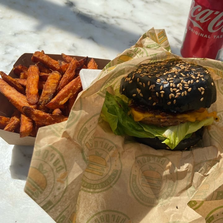 review photo of VBurger Camden Beyond Meat Burger shared by @-fre- on 25 Oct 2022 - review