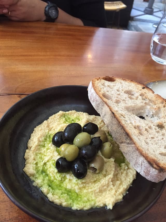菜肴“Hummus and Olives”的照片
