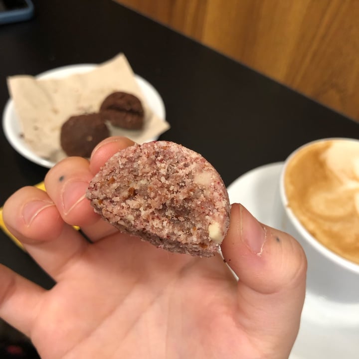 review photo of Cortese Café 900 Crudotto lampone mandorla e cocco con eritrolo shared by @lellino on 17 Jul 2022 - review