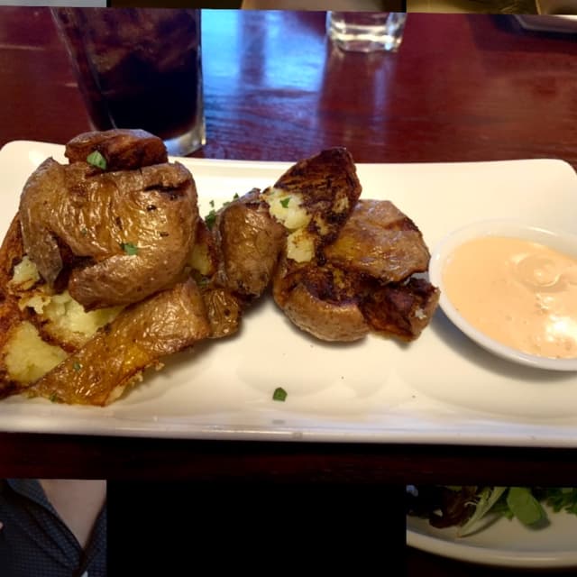 菜肴“Crispy Smashed Potatoes”的照片