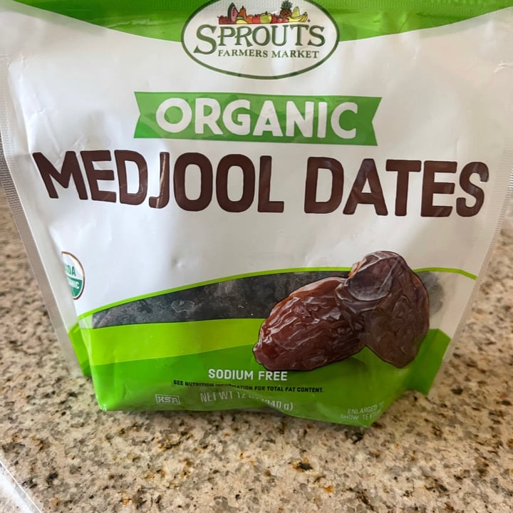 photo of Sprouts Farmers Market Organic Medjool dates shared by @veganbear67 on  26 Jun 2021 - review