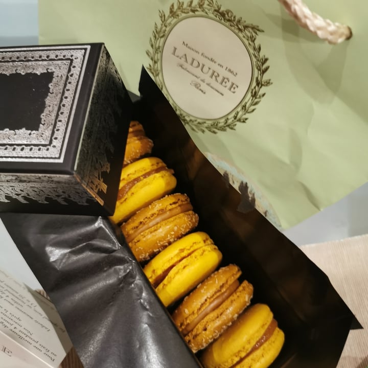 photo of Ladurée Assortiment Macarons Végans shared by @malaff on  08 May 2022 - review