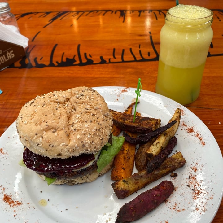 review photo of Menta & Limón Vegan Fungie Burger shared by @meliescosteguy on 21 Sep 2022 - review