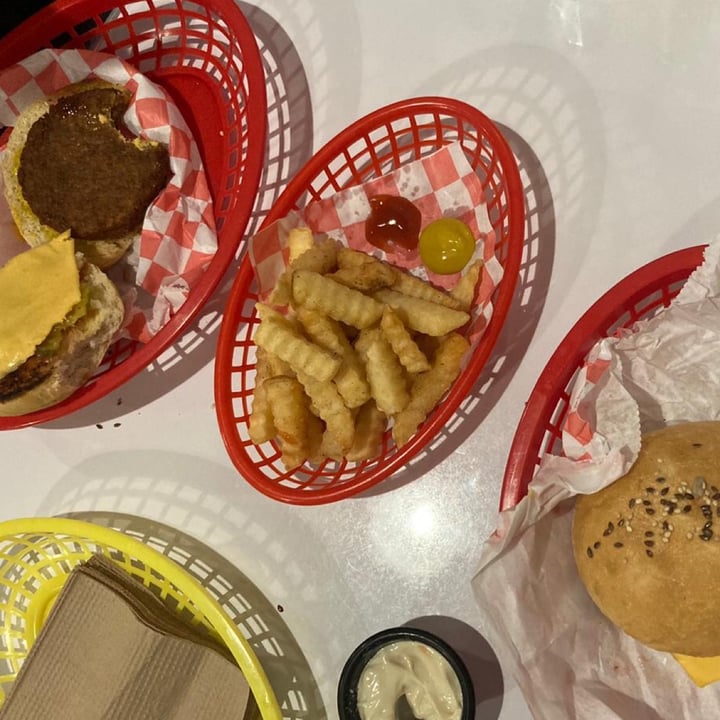 photo of COMET 984 - 50's Diner Cheese burger shared by @samduran28 on  25 Oct 2020 - review