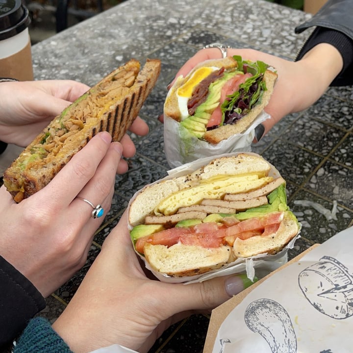 photo of UT47 Manhattan Vegan tofu bacon and vegan egg, avocado, tomato, and chao cheese bagel shared by @trinakm on  06 Nov 2021 - review