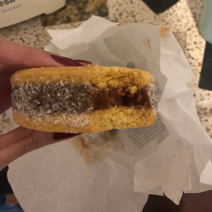 review photo of veganopolis alfajor de maicena shared by @candevegg on 25 May 2021 - review