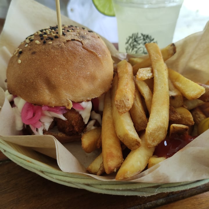 photo of Mango y Chile Burger De Tofu Crujiente shared by @catafdezc on  25 Apr 2022 - review