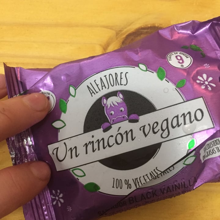 photo of Un Rincón Vegano Alfajor Black Vainilla shared by @vdufou on  04 Aug 2021 - review