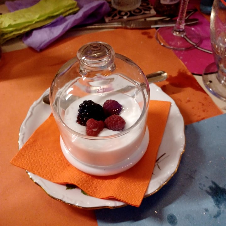 photo of Amaranto Bistrot Cremoso al latte si cocco e frutti di bosco shared by @daniteo on  17 Sep 2022 - review