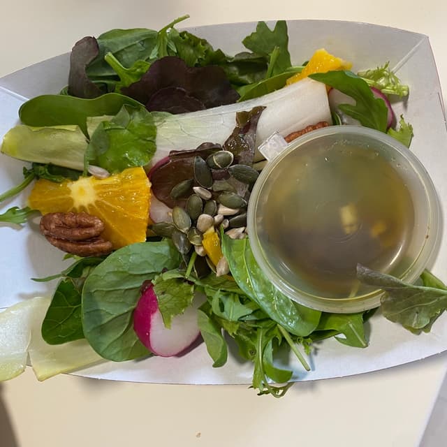菜肴“Ensalada de brotes, laranxa e sementes”的照片