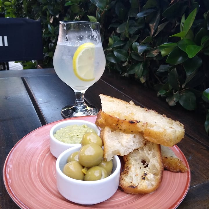 photo of Masa Madre BKRY Entrada De Hummus , Aceitunas Y Focaccia Con Limonada shared by @petumendes on  05 May 2021 - review