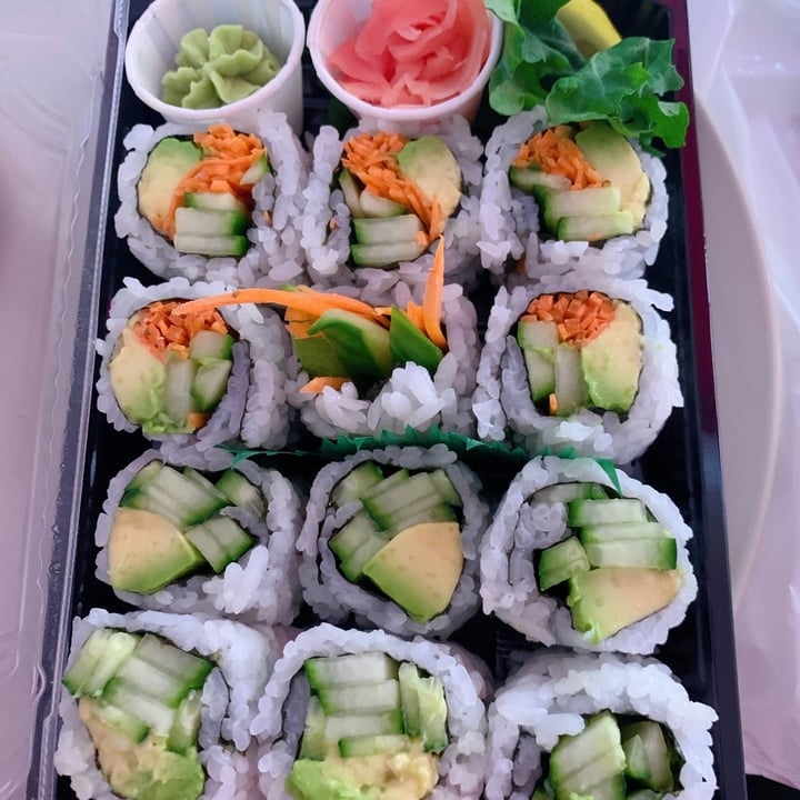photo of Sushi Azuki Veggie Dragon Roll shared by @bananabreadgirl on  05 May 2021 - review