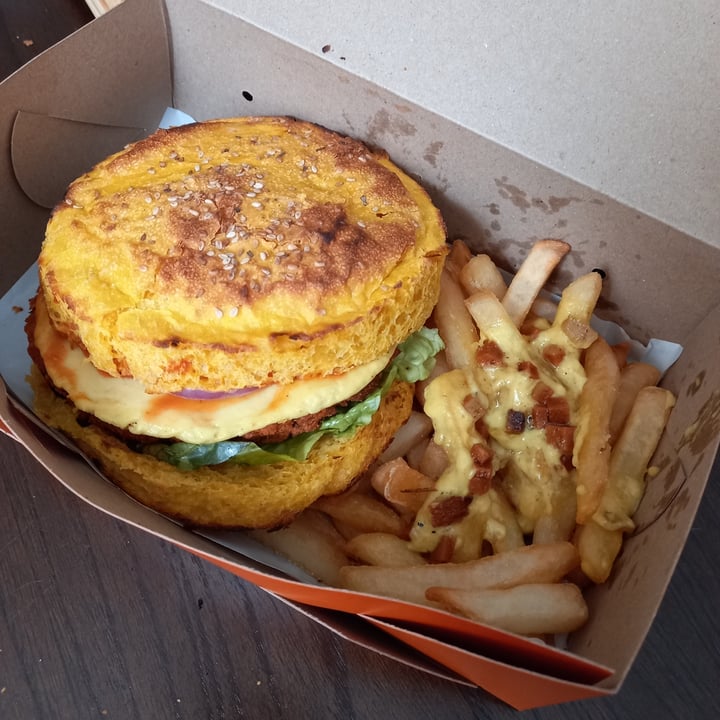 photo of Nuevo mundo (Delivery) Classic Cheese Burguer shared by @biancavczerniuk on  29 Oct 2021 - review