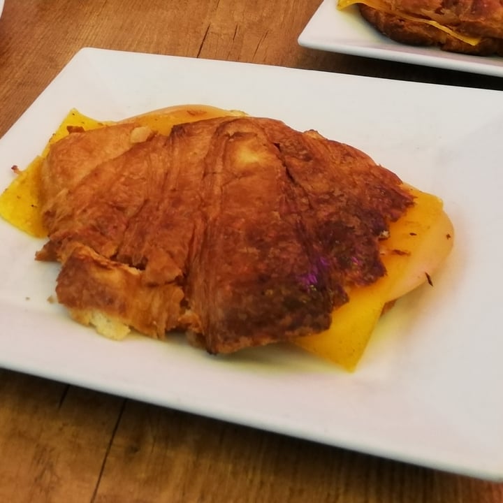 photo of Freedom Cakes Croissant con jamón y queso shared by @grumpyvegan on  15 May 2021 - review