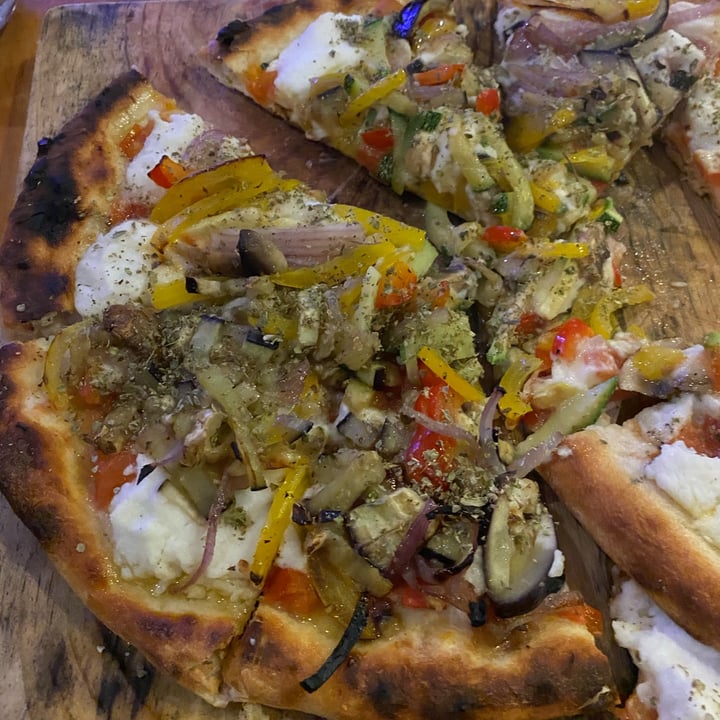 photo of Layla Vegan Pizza Eat Your F%&@ Vegetables shared by @marianavalevrg on  06 Jan 2022 - review