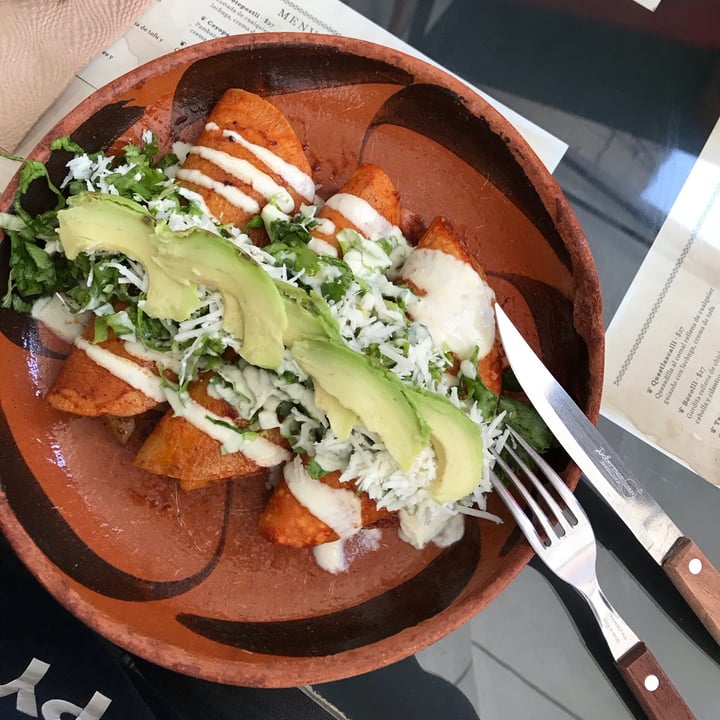 photo of Mictlan Antojitos Veganos Chiltlaxcalli enchiladas en salsa roja rellenas de papa y zanahoria shared by @alxjandra on  21 Nov 2021 - review