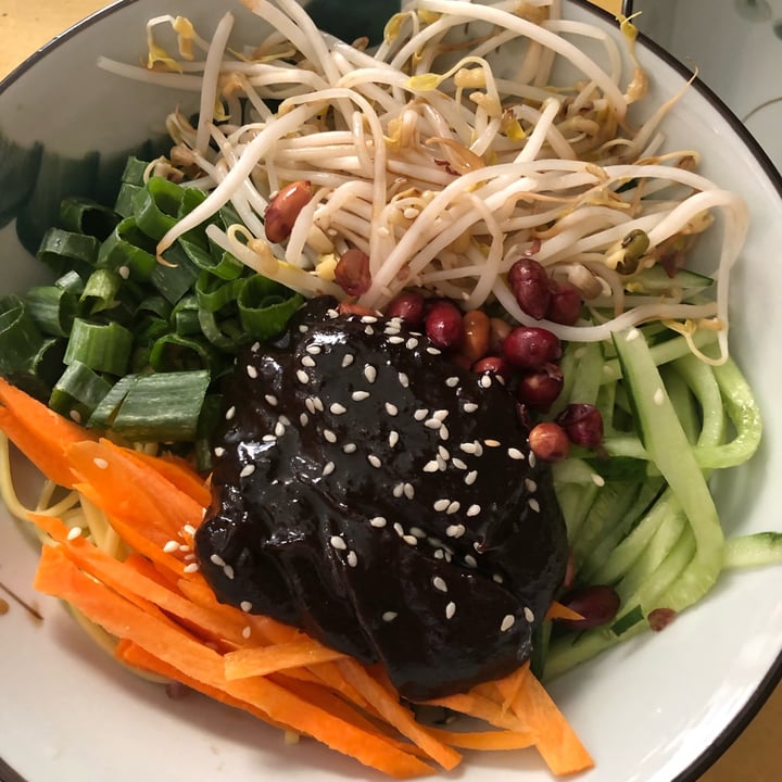 review photo of Su Guan - Chinese Veg Spaghetti cinesi di grano con cetrioli, carote, cipollotto, germogli di soia e salsa Pechino shared by @lellino on 17 Jul 2022 - review
