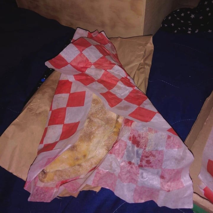 photo of Jack´s Pizzeria Zona Hotelera Cancún Calzone Vegano shared by @andyperches on  26 May 2021 - review