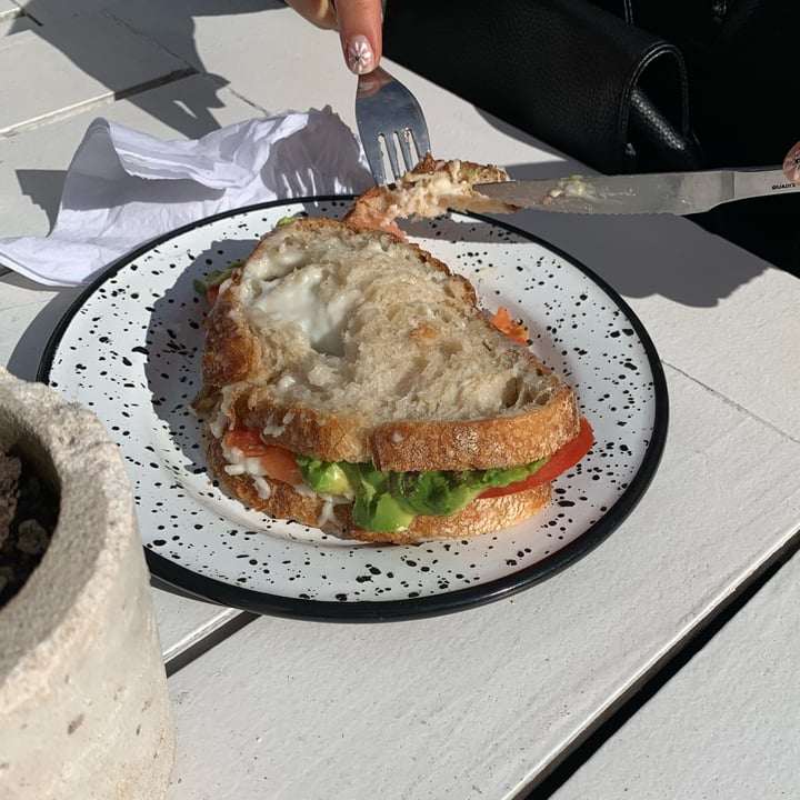 review photo of Kali Plant-Based Tostado De Palta Queso Y Tomate shared by @anabolena on 23 Apr 2022 - review