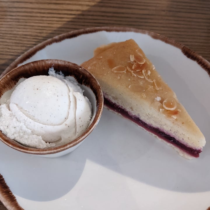 photo of Linwood Farm - Dining & Carvery Bakewell Tart & Ice Cream shared by @bethany777 on  02 Sep 2022 - review
