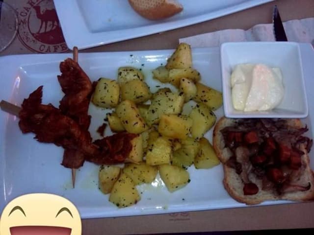 Photo of the dish “Brochetas de nopollo con patatas alioli y tosta de setas y nobacon”