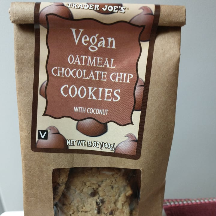 review photo of Trader Joe's Vegan Oatmeal Chocolate Chip Cookies shared by @universo on 26 Jan 2022 - review
