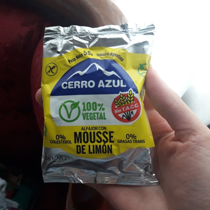 review photo of Cerro Azul Alfajor con Mousse de Limón shared by @lujanmalik00 on 06 Jan 2021 - review