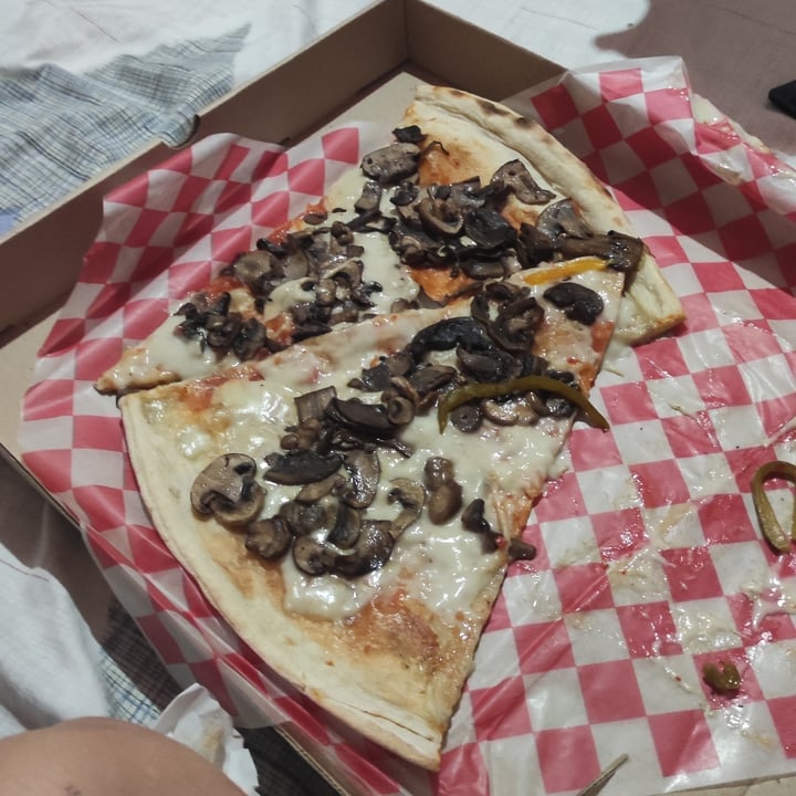 photo of Mutante Pizza Pizza De Hongos shared by @vegantoine on  26 Oct 2021 - review