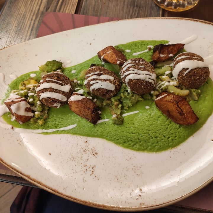 review photo of Rifugio Romano Polpette proteiche su crema di broccolo con broccoli ripassati, patate croccanti e crema di anacardi shared by @maryd9 on 10 Mar 2022 - review