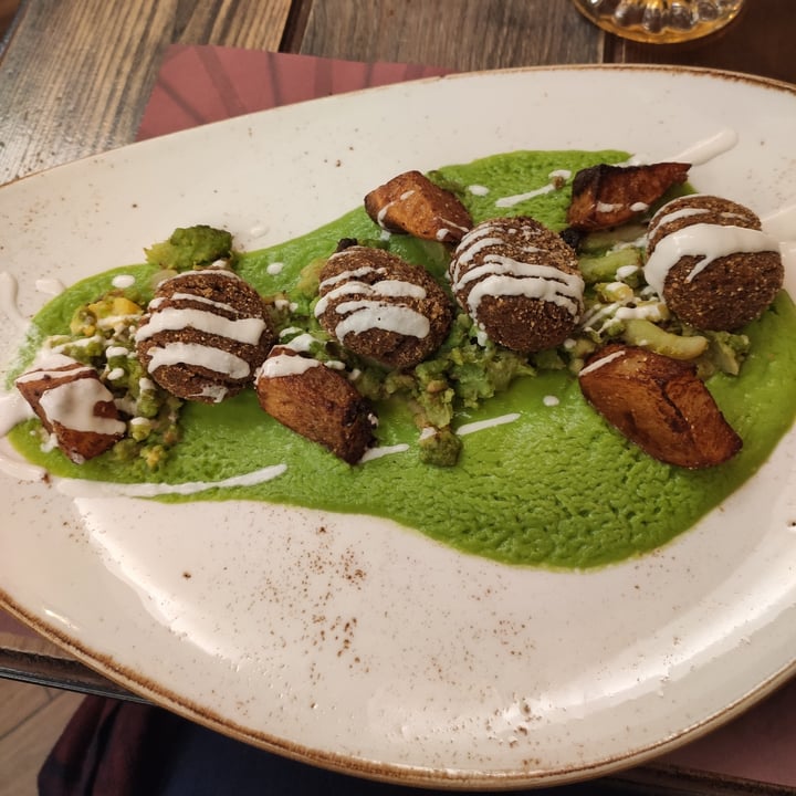 photo of Rifugio Romano Polpette proteiche su crema di broccolo con broccoli ripassati, patate croccanti e crema di anacardi shared by @maryd9 on  10 Mar 2022 - review