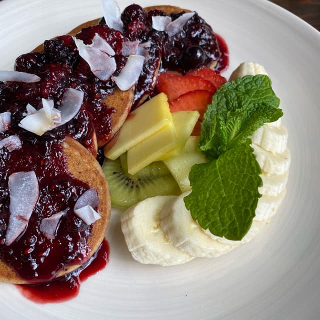 Photo of the dish “Pancake con fruta fresca y compota de bayas”