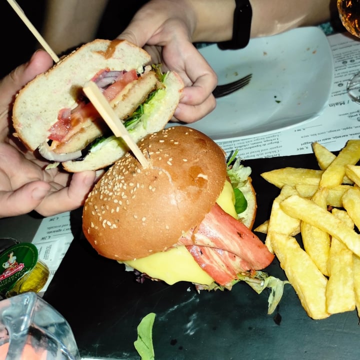 photo of Restaurante Hicuri Art Vegan Hamburguesa con beicon y queso vegano shared by @saramon95 on  01 Jul 2021 - review