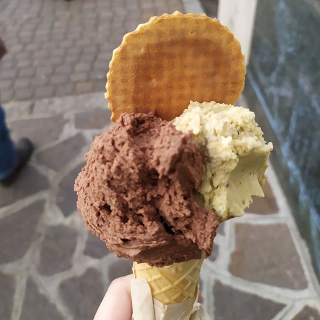 Foto del plato “Cono con cioccolato fondente e pera allo zenzero”