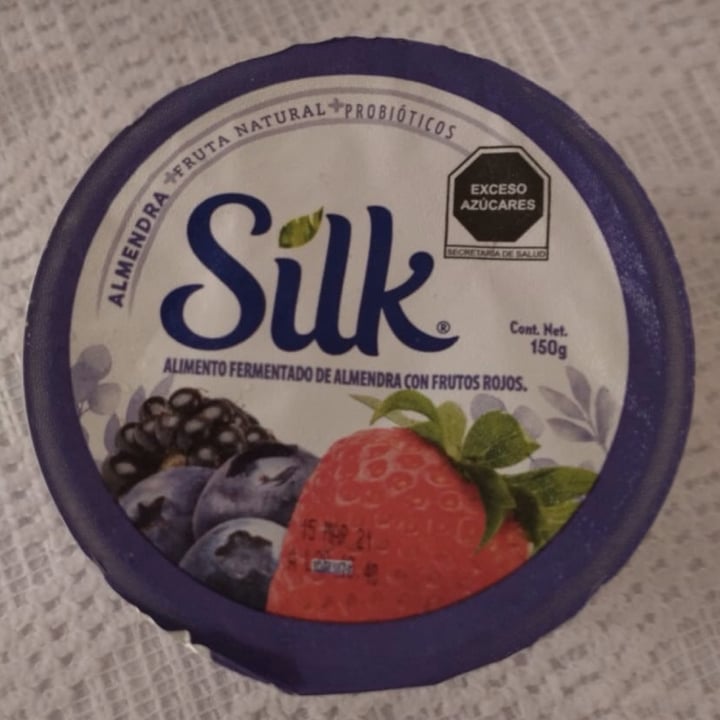 photo of Silk Alimento fermentado de almendra con frutos rojos. shared by @blanca1980 on  31 Aug 2021 - review